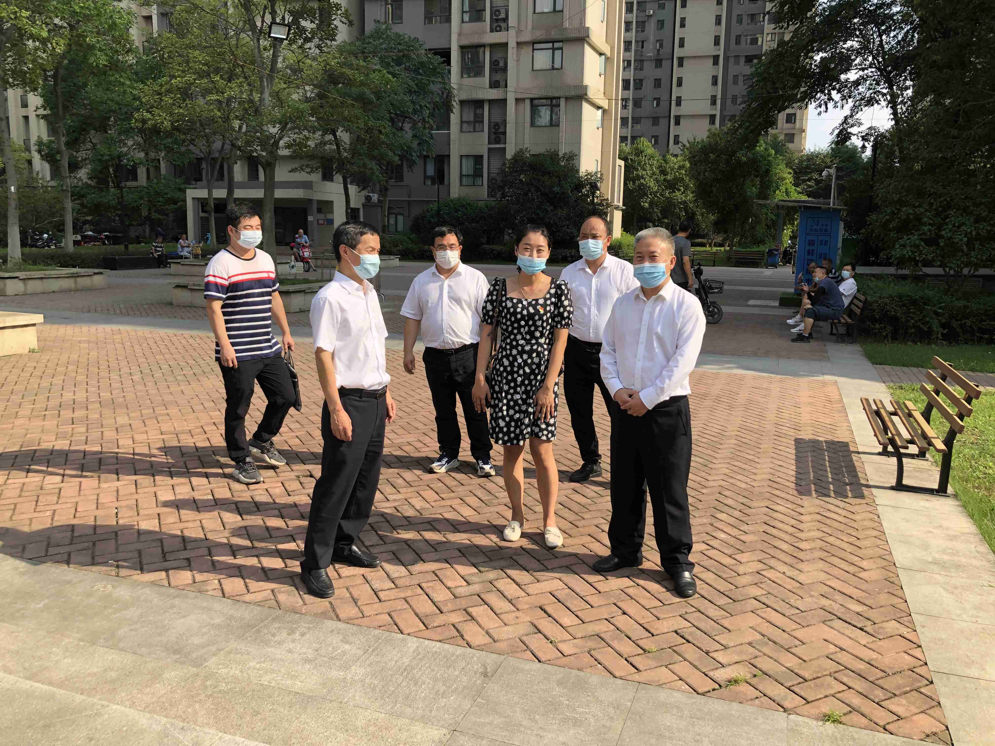 城建集團(tuán)黨委委員、紀(jì)委書記楊杰在社區(qū)檢查修復(fù)工作.jpg