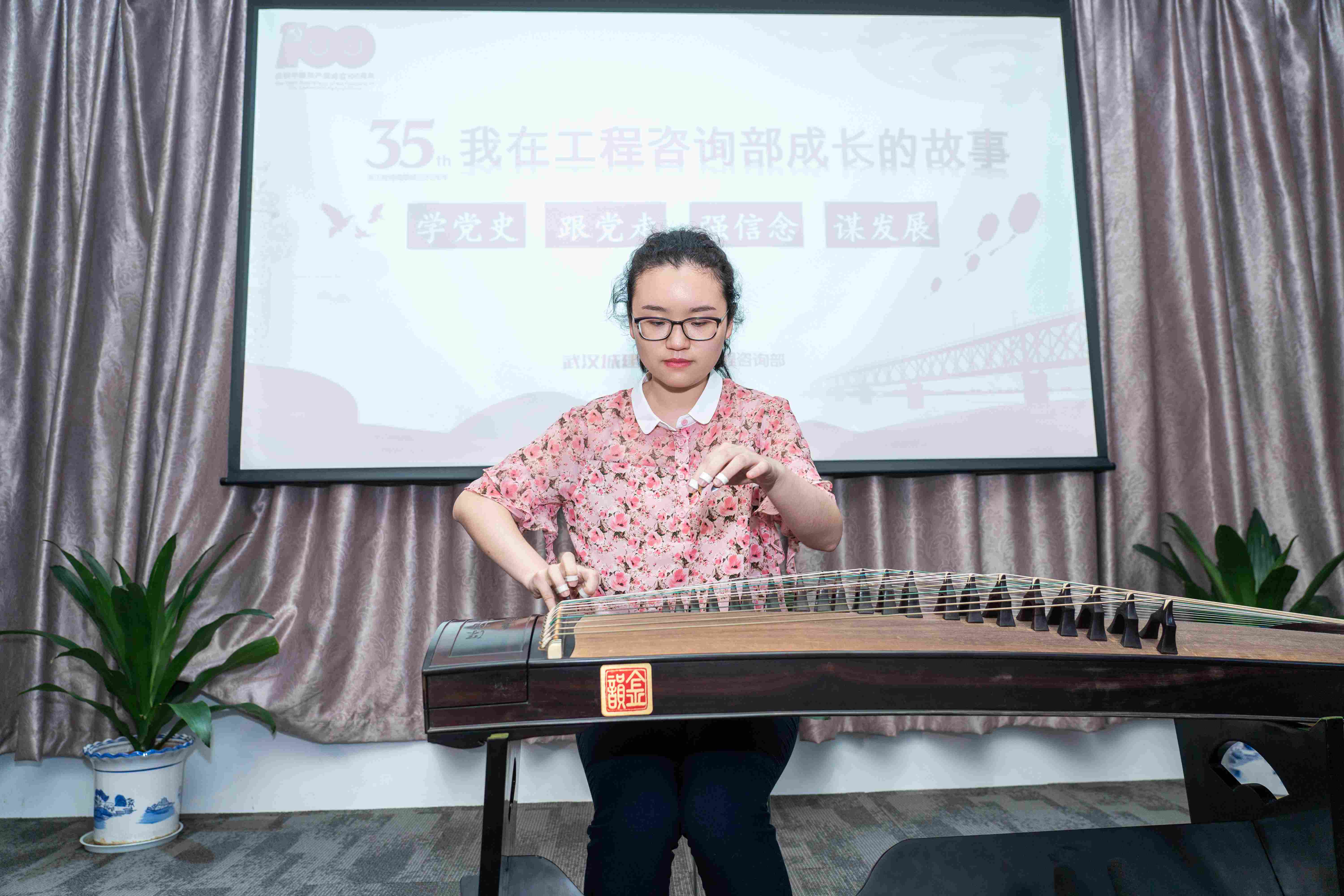 古箏演奏《山丹丹花開(kāi)紅艷艷》.jpg